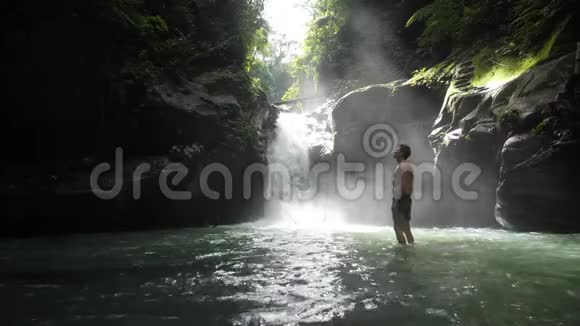 快乐的人站在瀑布前感到自由和呼吸视频的预览图