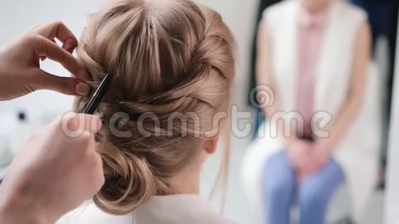 后视头发金发女性客户在创造卷辫近距离拍摄4k红色相机视频的预览图