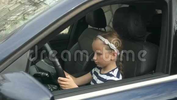 坐在汽车轮子旁的八岁女孩视频的预览图
