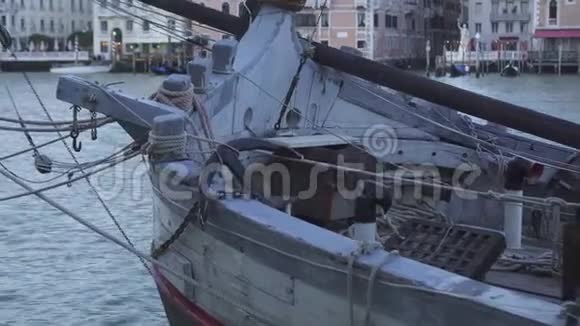 一艘古老的木制帆船视频的预览图