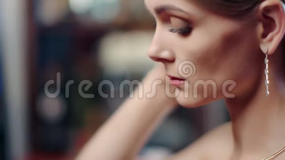 晚妆戴金耳环的可爱女人的脸4k龙红相机视频的预览图