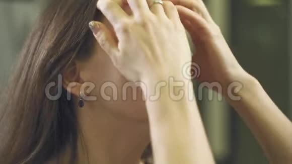 一个湿漉漉的年轻女人扇着她的手逃避炎热的特写肖像慢动作视频的预览图