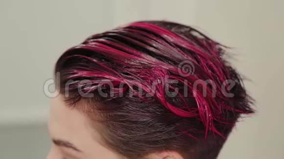 专业的理发师女士在染色后给客户做头发造型视频的预览图