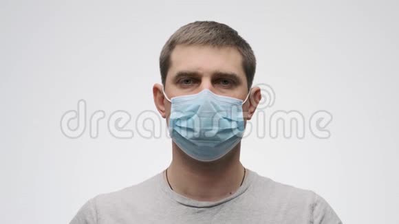 戴医用口罩和手套的男人拉手纸卷视频的预览图