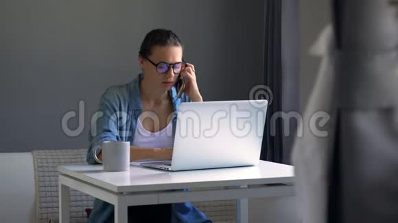 年轻认真的女人在家里忙着用笔记本电脑工作视频的预览图
