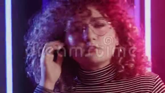 80年代风格的女孩肖像卷发霓虹灯视频的预览图