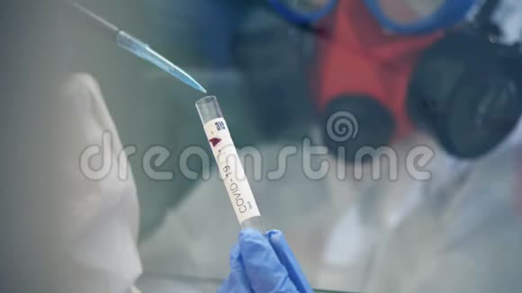 人在研究冠状病毒时用液体填充试管视频的预览图