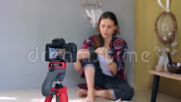 开朗的年轻女性工艺博主为社交媒体录制在线视频视频的预览图