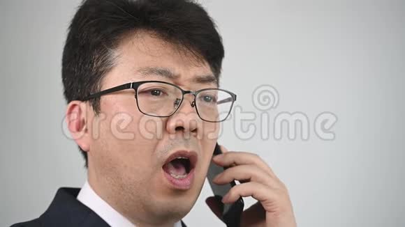 一位亚洲男性商人愤怒地打电话视频的预览图