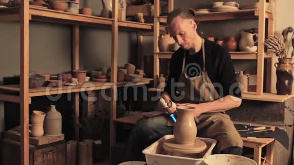 陶瓷制造艺术家玻璃粘土花瓶视频的预览图