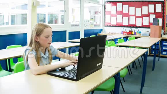 从事计算机工作的白人小学女孩视频的预览图
