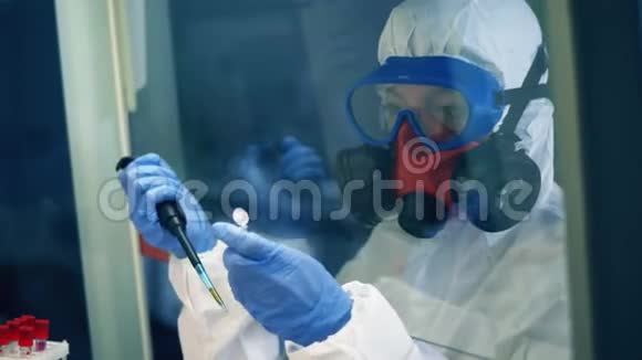 女性在研究冠状病毒时使用实验室设备视频的预览图