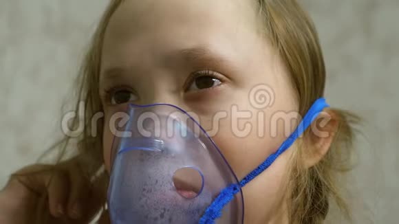 婴儿通过吸入蒸气来治疗流感孩子生病了通过吸入器呼吸特写视频的预览图