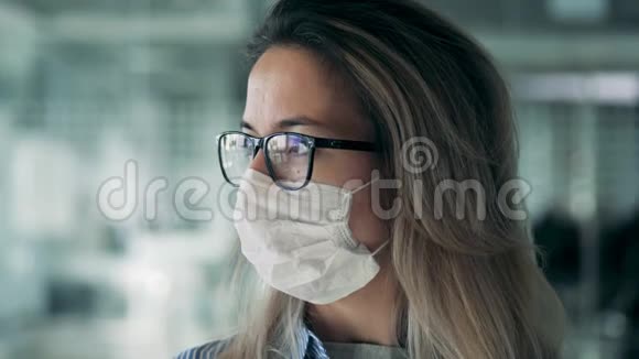 一个女人在她身上戴医疗面罩的正面视频的预览图