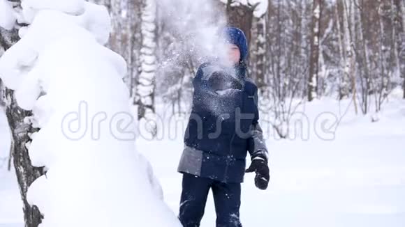 冬天一个孩子在露天玩耍扔雪积极的户外运动视频的预览图