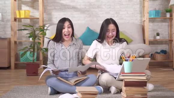 快乐年轻的亚洲女学生读书视频的预览图
