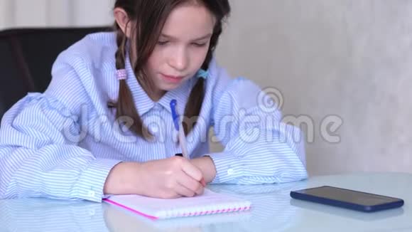 小女孩在家用平板电脑学习检疫方面的远程学习隔离视频的预览图