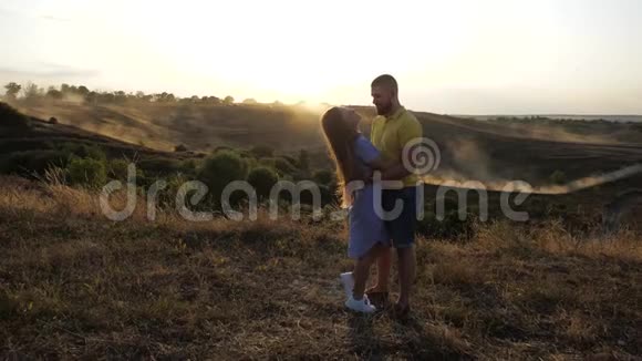 在温暖的天气里一对年轻夫妇在野外的浪漫约会有胡子的家伙把她抱在身边视频的预览图