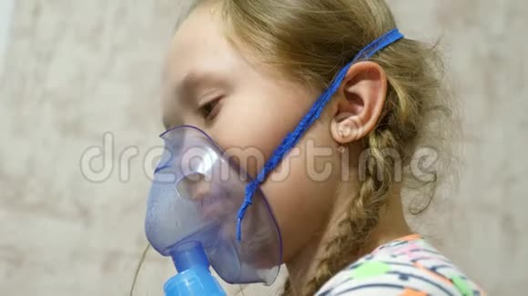 咳嗽治疗特写镜头一个戴着面具的生病女孩吸入一个喷雾瓶在平板电脑上玩电脑游戏一个孩子视频的预览图