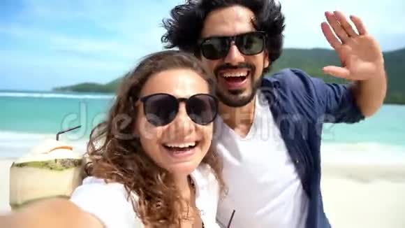 一对年轻开朗的夫妇在热带海滩海景自拍视频的预览图