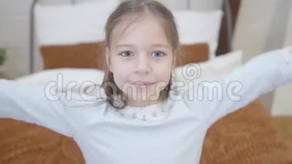 可爱的高加索儿童在家享受周末的俯视图快乐的小女孩倒在床上大笑视频的预览图