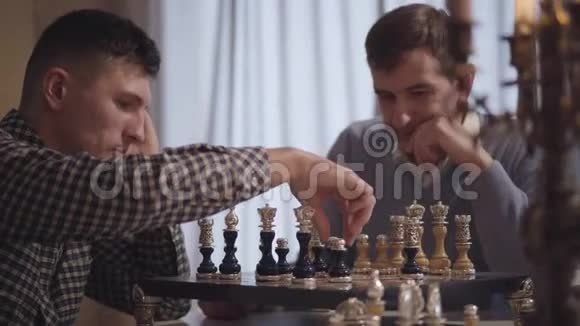 一群自信的白种人在室内下棋从成年儿子到中年父亲的焦点变化视频的预览图