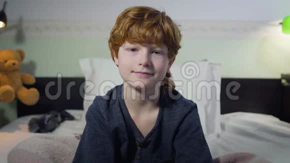 特写肖像可爱的白种人男孩红色的头发和灰色的眼睛看着相机和微笑可爱的小孩视频的预览图