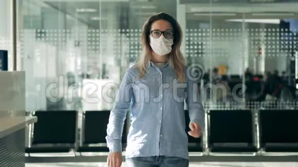 一位戴眼镜和戴医药面具的女士正交叉双臂冠状病毒流行大流行的概念视频的预览图