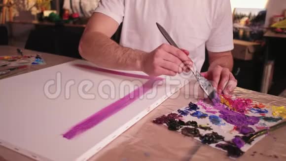 绘画爱好男画家紫线毛笔视频的预览图
