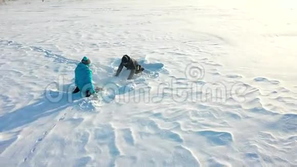 女孩和男孩互相扔雪在冬季公园里尽情享受冬天在公园散步他的笑声和欢乐视频的预览图