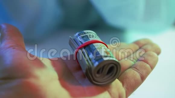 昂贵的药物医生卖药丸美元视频的预览图