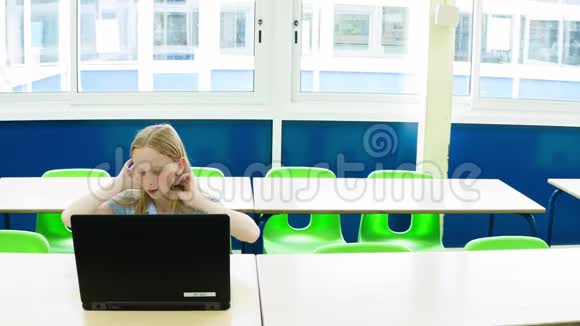 从事计算机工作的白人小学女孩视频的预览图