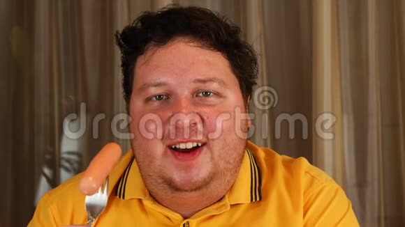 一个吃香肠的人吃早餐吃热狗视频的预览图