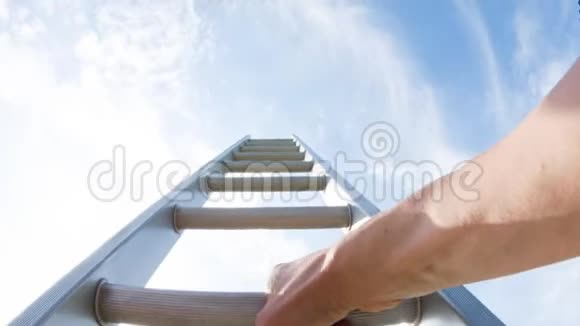 一个白人爬上梯子的个人视角视频的预览图