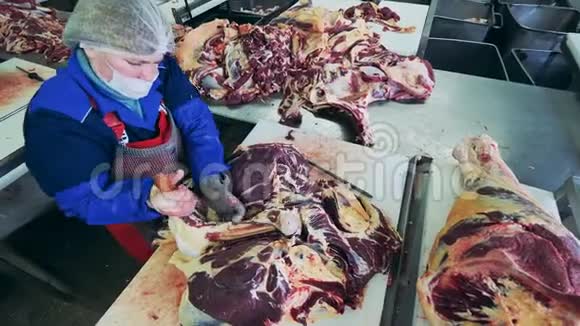 女工人正在修整一块肉视频的预览图