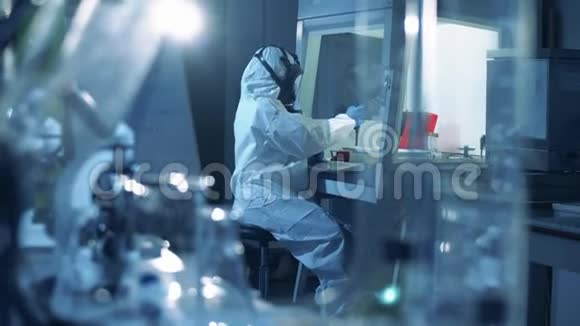 冠状病毒covid19病毒研究概念穿着防护服的实验室工作人员使用covid19样品视频的预览图