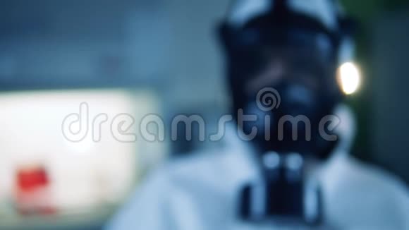 化学防护服的医生拿着冠状病毒阴性结果的样本视频的预览图