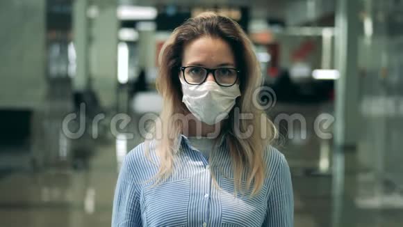 一位戴着安全面具和眼镜的漂亮女士的肖像视频的预览图