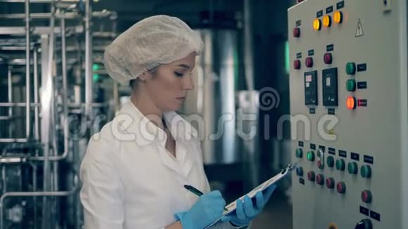 女工人在工厂操作控制面板视频的预览图