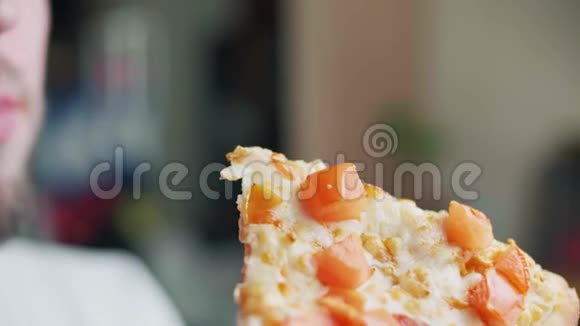 一个吃披萨的人视频的预览图