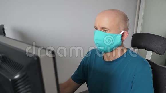 冠状病毒在家工作的人戴着防护面罩冠状病毒检疫戴防护面罩工作视频的预览图