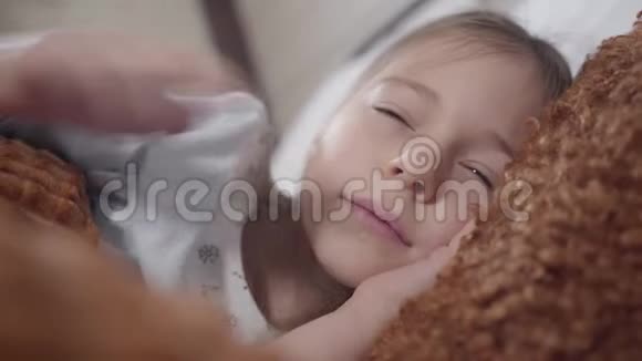 早上可爱的白种人女孩用手指揉眼睛可爱的小女人在家醒来视频的预览图