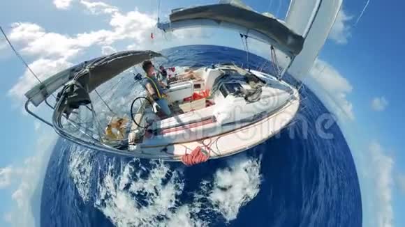 与人在海中航行的船只的半圆形景观视频的预览图