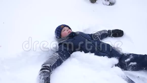 婴儿躺在雪地上慢慢地变成雪天使视频的预览图