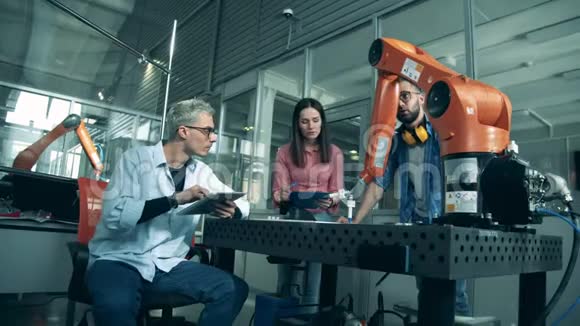 机器人正在年轻工程师的监督下绘图视频的预览图