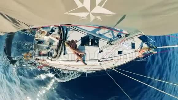 一位女士正在顶层的自动驾驶游艇上放松视频的预览图