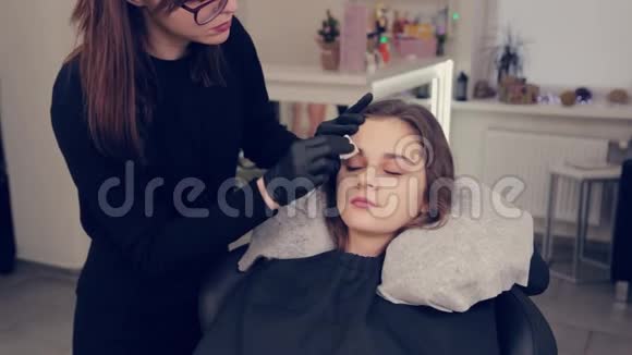 专业女眉师傅在美容院给客户清洗眉毛视频的预览图