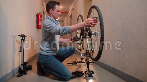 一个人在修理前检查一辆自行车视频的预览图