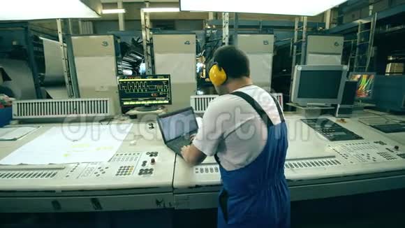印刷工人操作控制板的背面视图视频的预览图