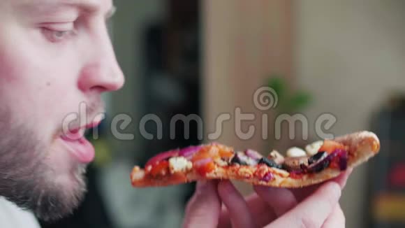 吃比萨饼的人的特写镜头视频的预览图